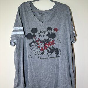 3X TORRID X DISNEY V-Neck Mickey and Minnie Kiss Grey Tee